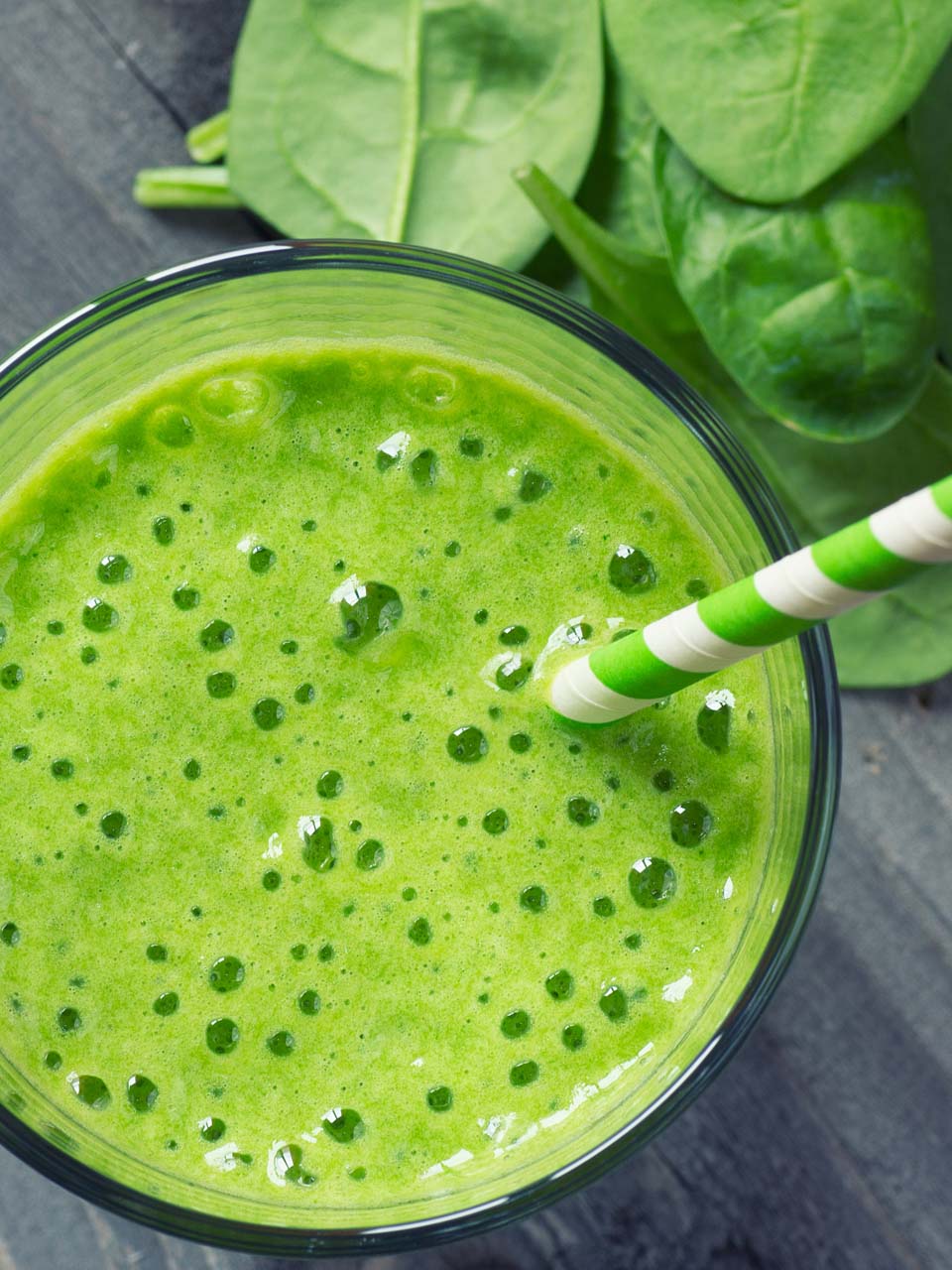 Smoothie met spinazie, avocado, stoofpeertjes, cranberrysap en flesje Yakult Plus