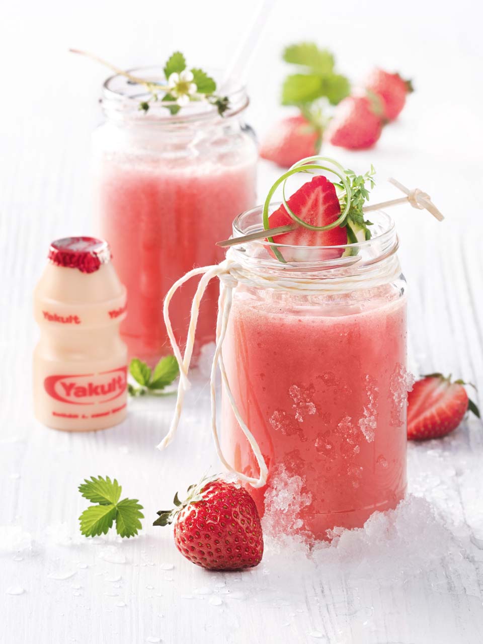 Zomerkoninkjes, aardbeien met flesje Yakult Original.