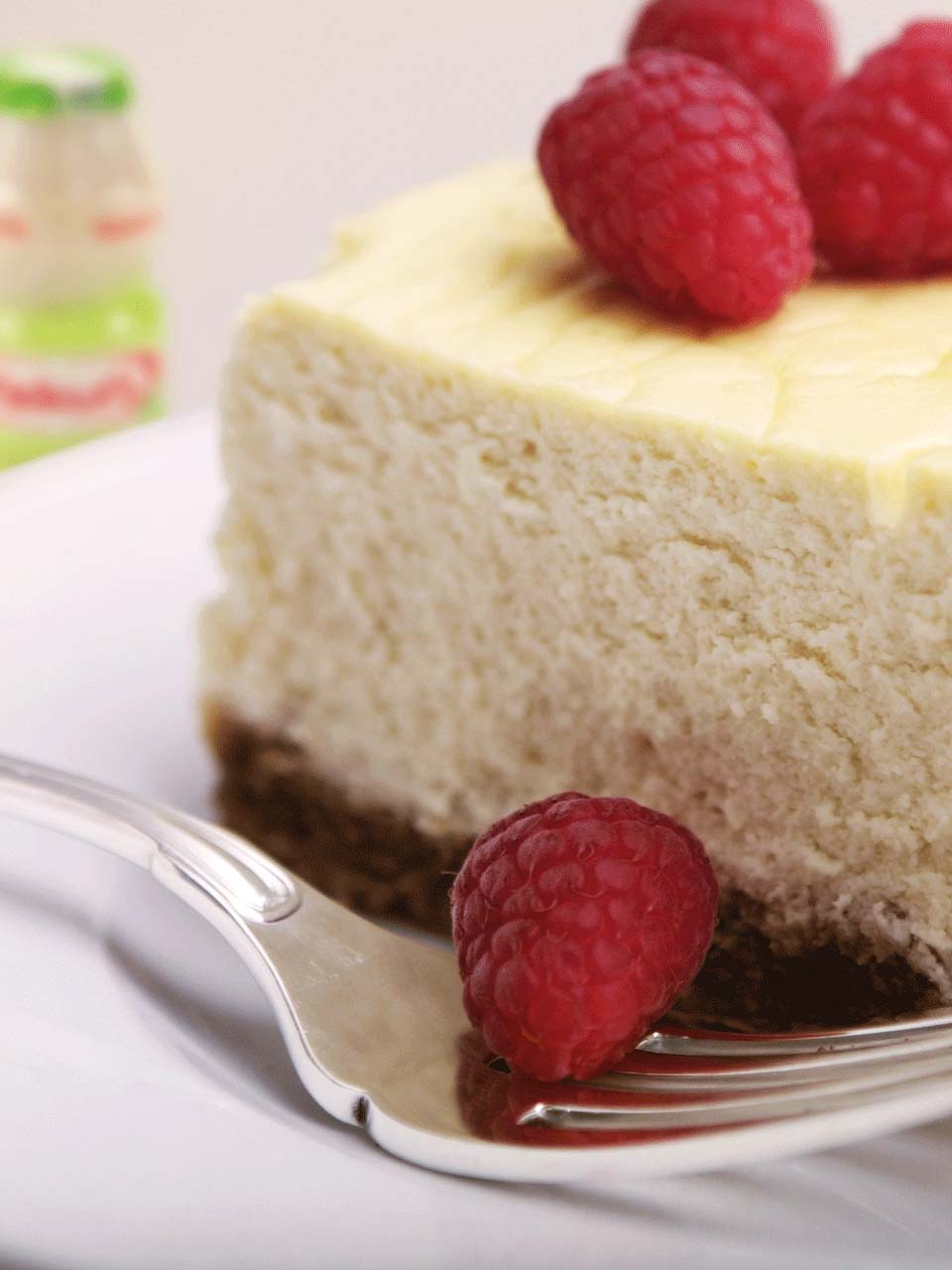 Mascarpone taart met flesje Yakult Plus en speculaas.